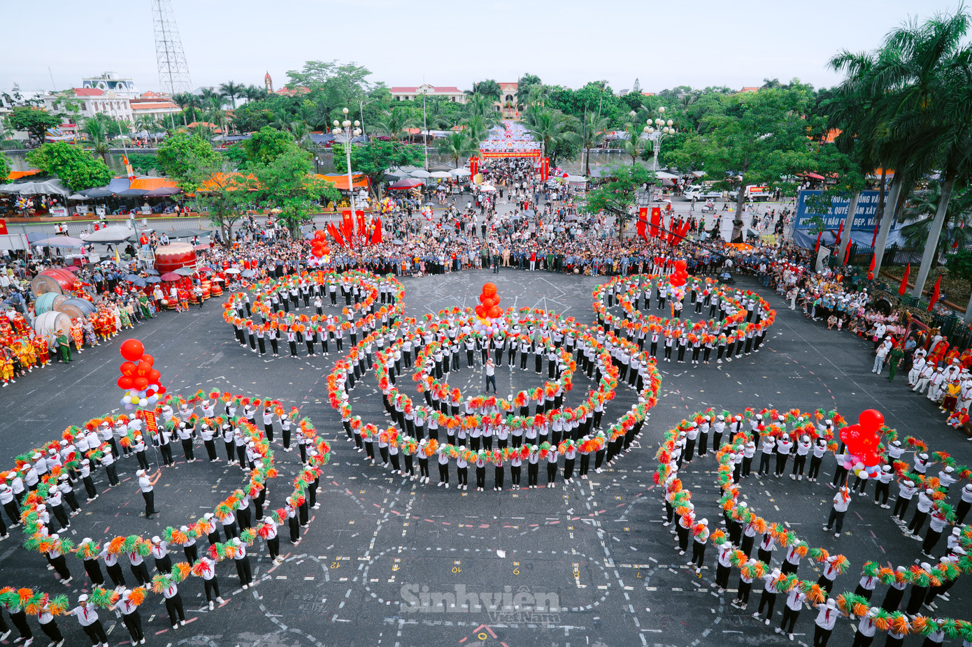 Ngày 2/9 hằng năm, dòng người tấp nập đổ về Nhà Văn hoá trung tâm huyện, xem hàng nghìn diễn viên, vận động viên trình diễn xếp chữ, trống cà rùng, múa lân sư rồng, kèn đồng, đi cà kheo...