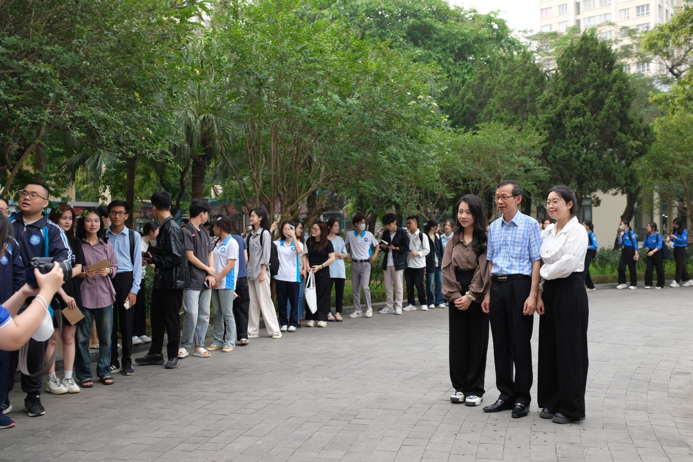 Hàng trăm sinh viên xếp hàng dài tại sân trường.