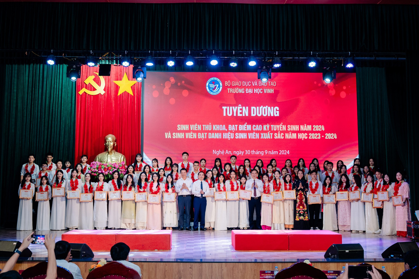 Đại diện nhà trường lên trao thưởng cho 292 sinh viên đạt danh hiệu “Sinh viên xuất sắc” năm học 2023 - 2024. Đại diện nhà trường lên trao thưởng cho 292 sinh viên đạt danh hiệu “Sinh viên xuất sắc” năm học 2023 - 2024.