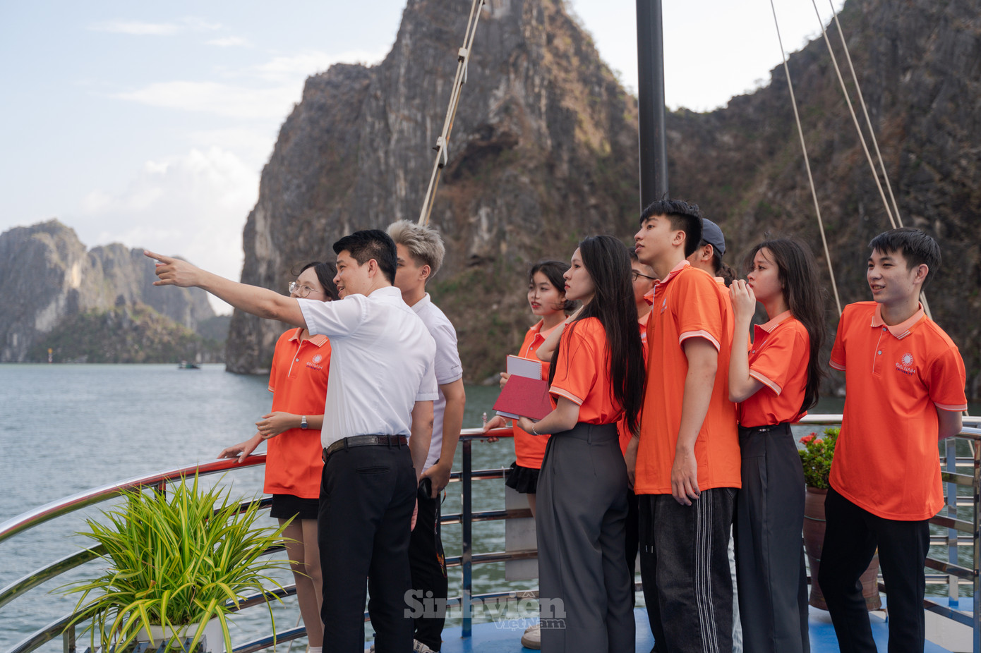 Chuyến đi là cơ hội để các tân sinh viên trải nghiệm nghề nghiệp bằng nhiều góc nhìn, đồng thời quan sát, học hỏi các vị trí công việc khác nhau của ngành Du lịch.