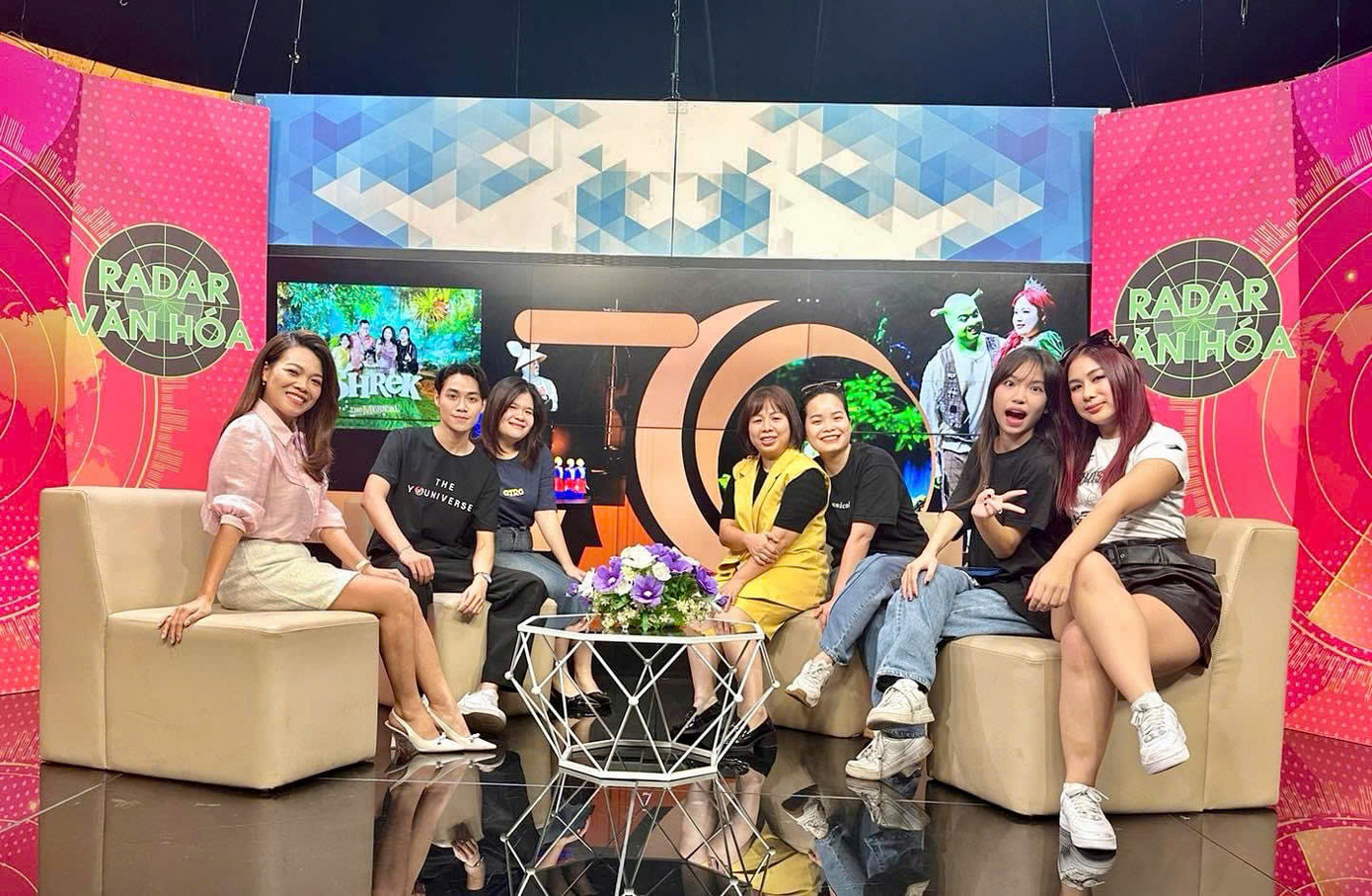 Hoàng Tùng Lâm cùng The YOUniverse.