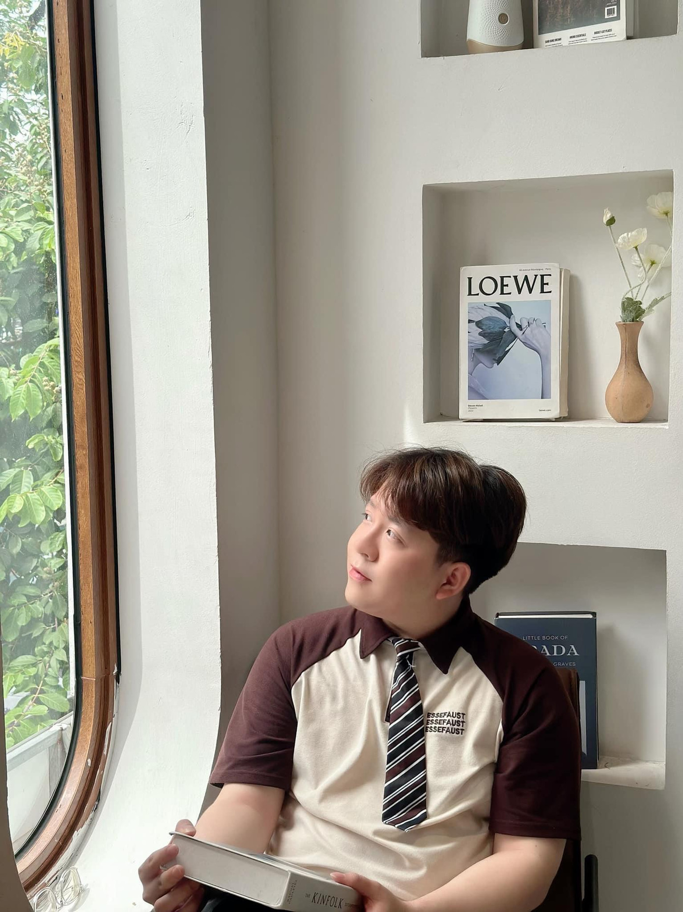 Thủ khoa Nguyễn Vũ Linh trong phòng đọc sách.