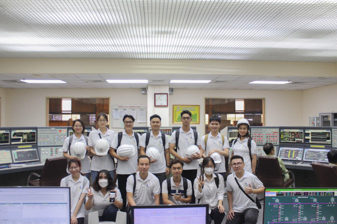 Quỳnh cùng các bạn tham gia phòng thí nghiệm nghiên cứu ở trường.