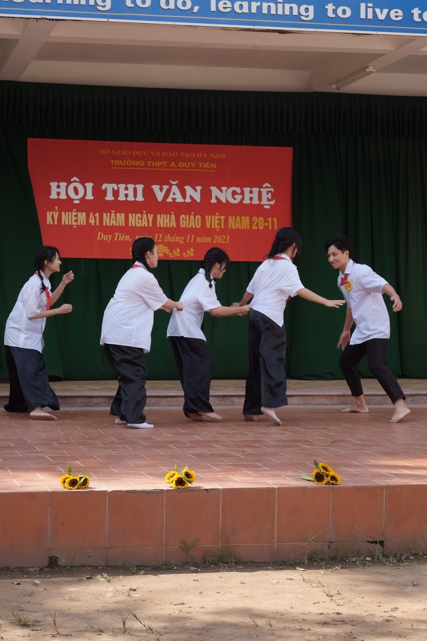 Long tích cực tham gia các hoạt động ở trường. Long tích cực tham gia các hoạt động ở trường.