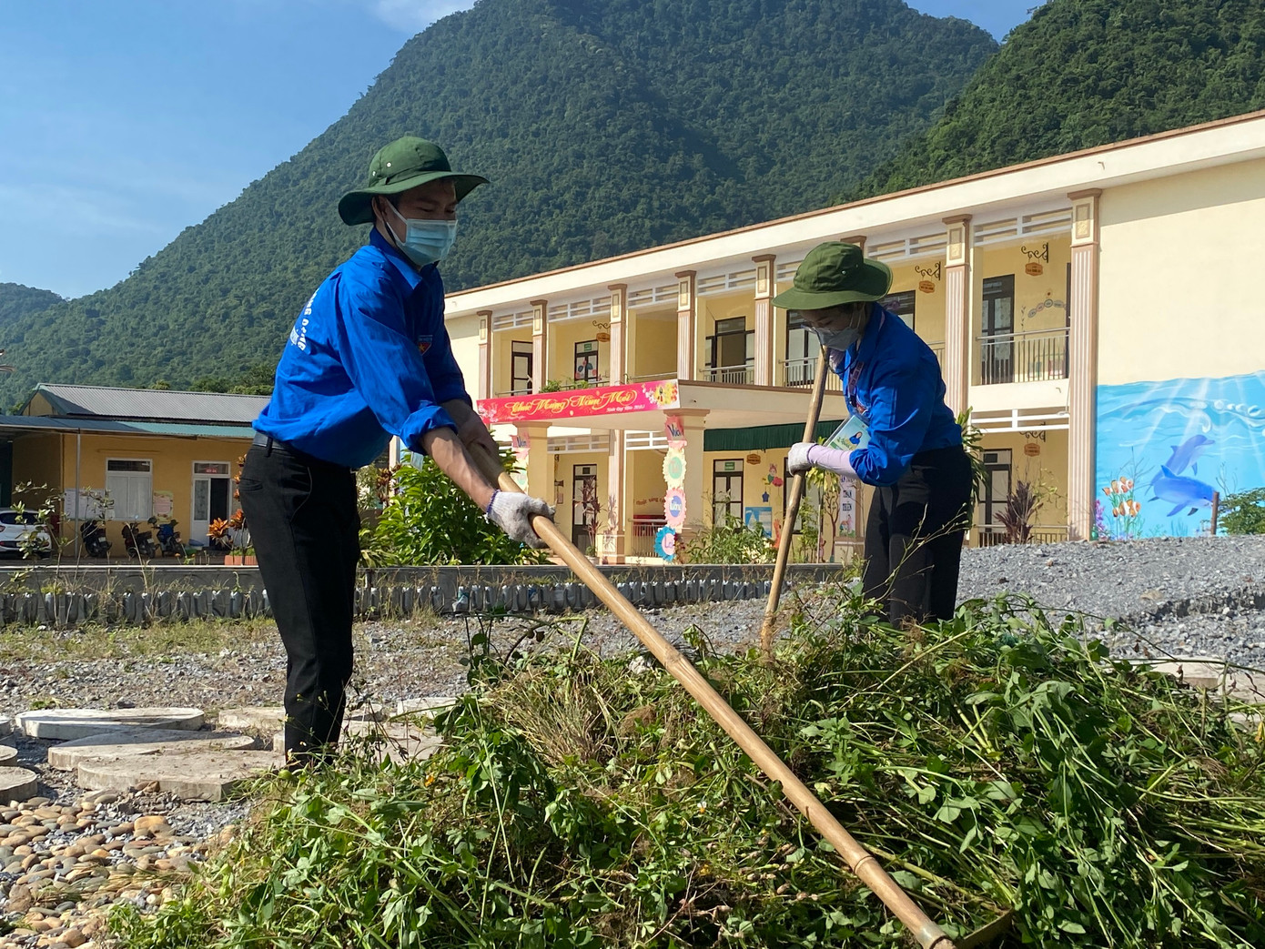 Trà My (bên phải), tích cực tham gia các hoạt động xã hội.