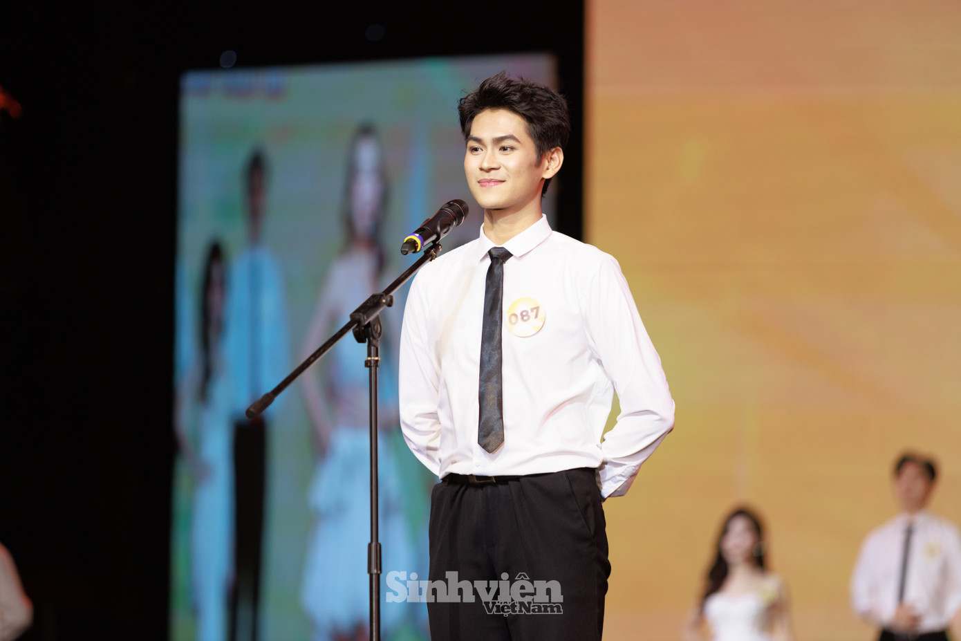 Phần thi chào hỏi để lại nhiều dấu ấn khi top 20 không chỉ hô vang tên và số báo danh của mình, mà còn truyền tải thông điệp về phong cách sống trong xã hội hiện đại. Phần thi chào hỏi để lại nhiều dấu ấn khi top 20 không chỉ hô vang tên và số báo danh của mình, mà còn truyền tải thông điệp về phong cách sống trong xã hội hiện đại.