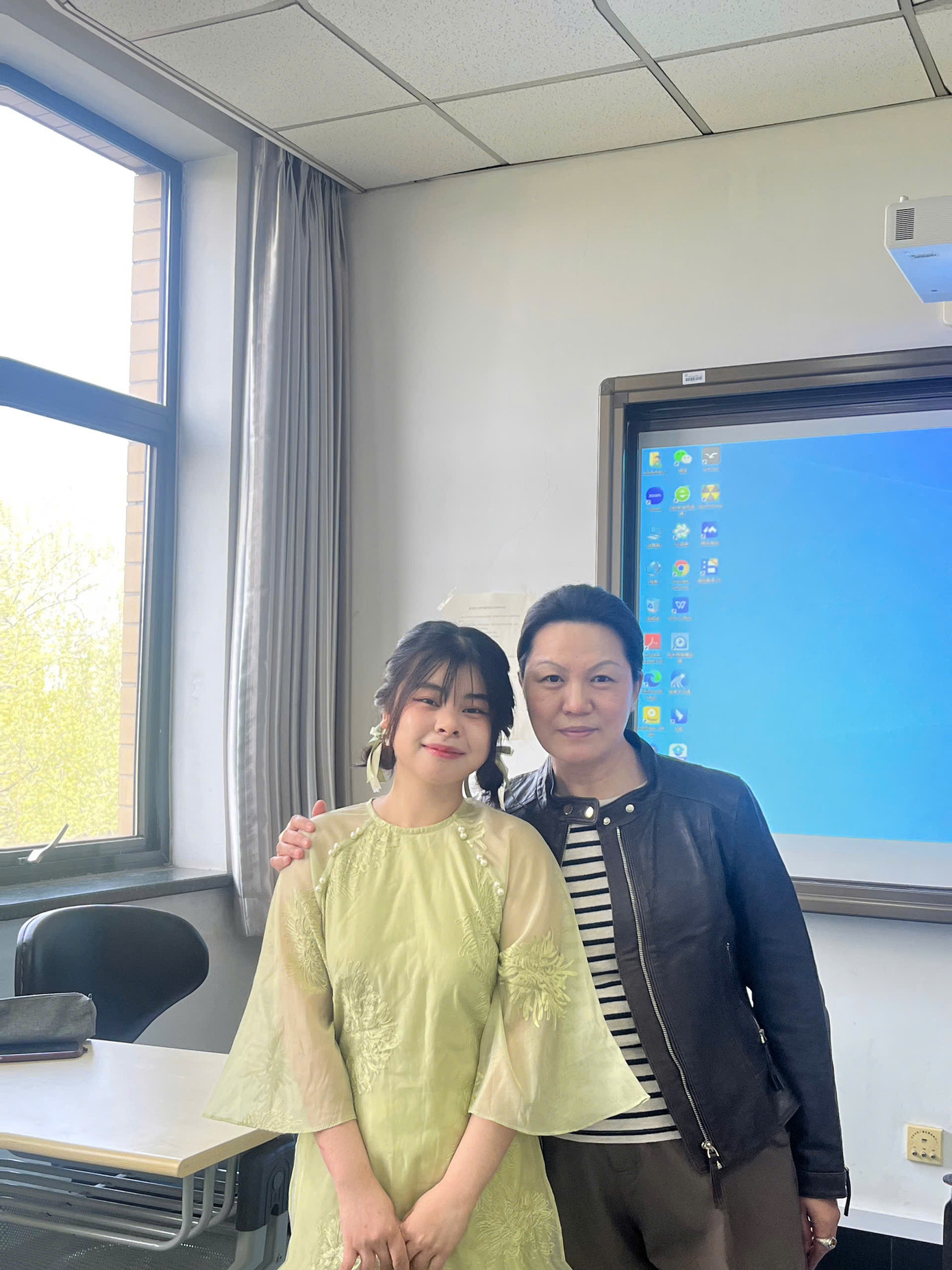 Nguyễn Duyên và giảng viên trường Đại học Bắc Ngữ. Nguyễn Duyên và giảng viên trường Đại học Bắc Ngữ.