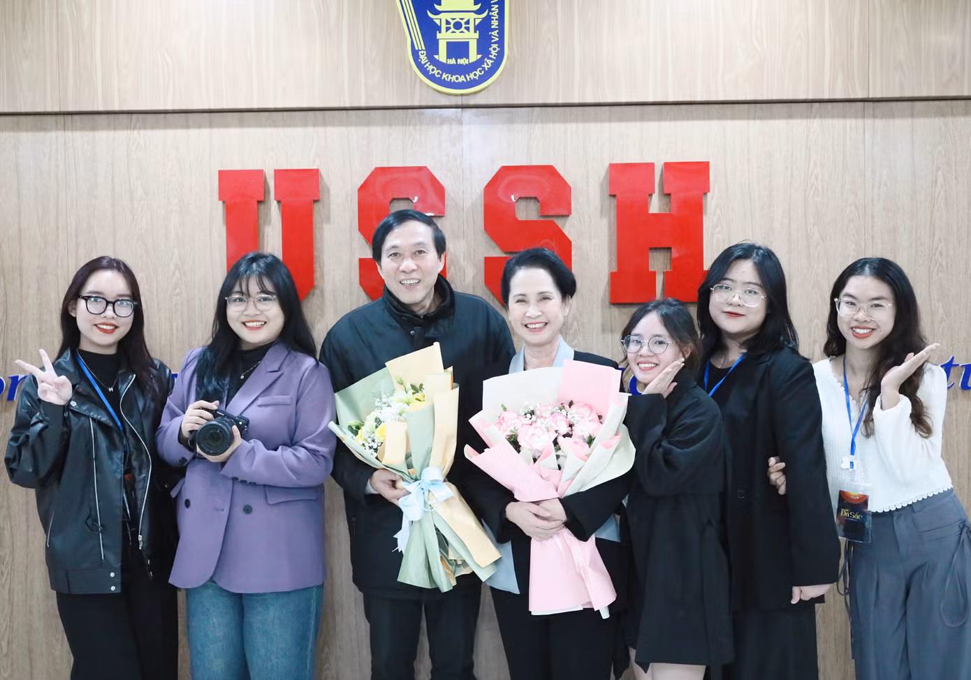 Kim Anh (ngoài cùng bên trái) và Ban tổ chức Đêm kịch khoa Văn mở rộng năm 2023 cùng NSND Lan Hương và NGƯT Đỗ Kỷ.