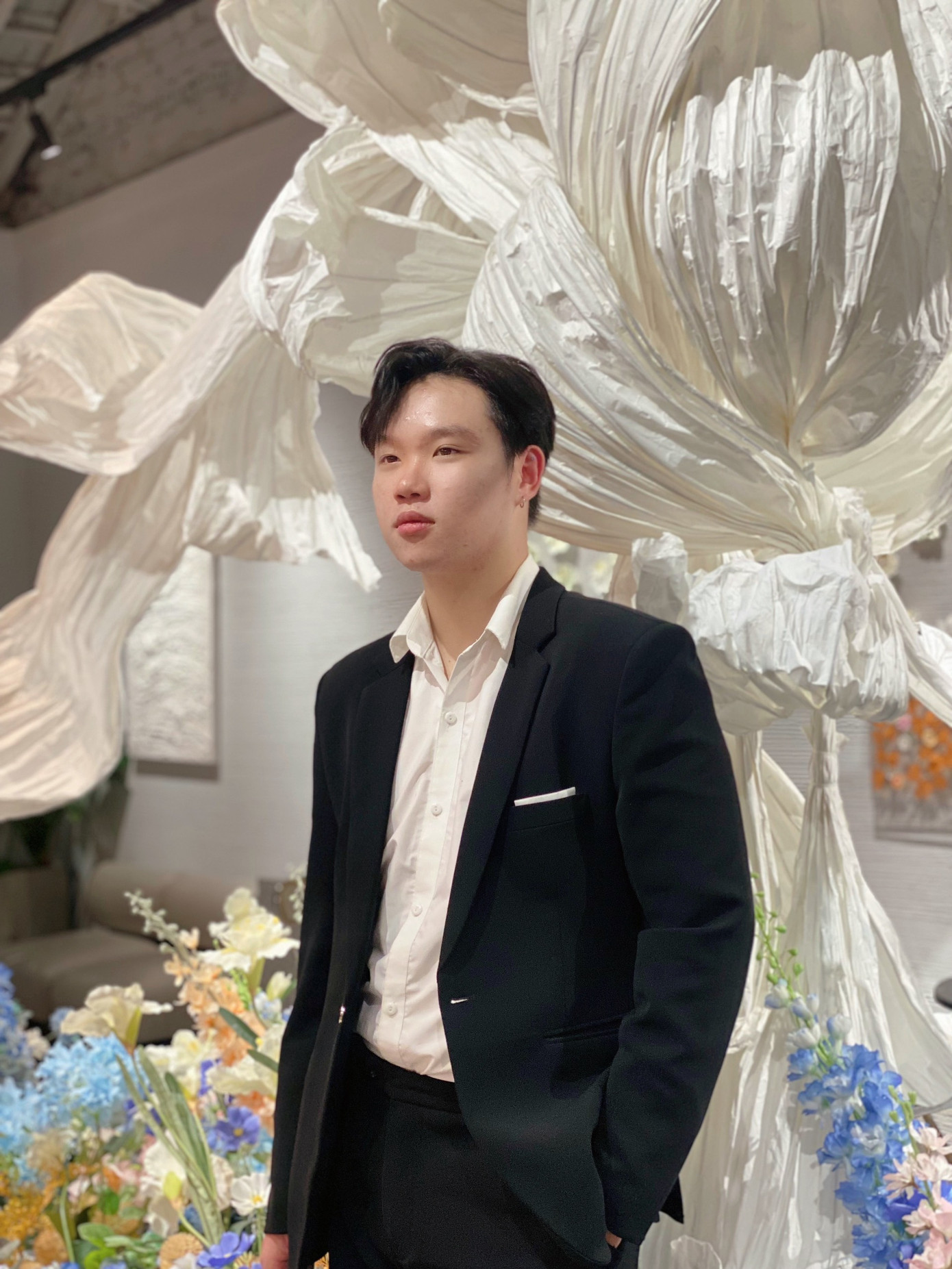 Minh Hiếu quan niệm rằng: “Chúng ta sẽ mãi mãi đau đớn nếu như không đứng lên và giải quyết nó.”