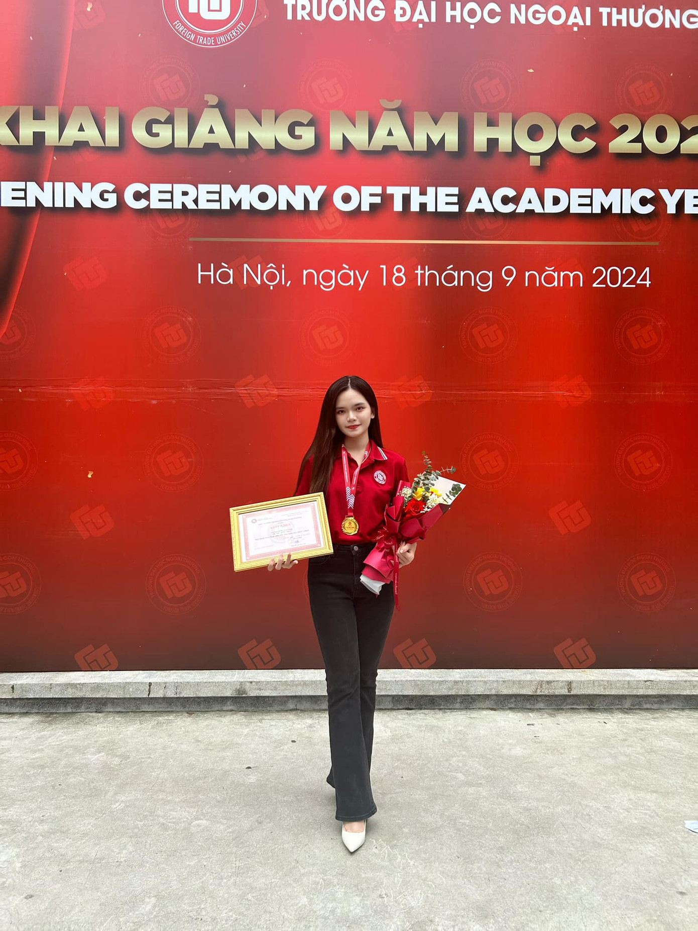 Thuỳ Trang nhận danh hiệu sinh viên tiêu biểu FTU 2023-2024. Thuỳ Trang nhận danh hiệu sinh viên tiêu biểu FTU 2023-2024.