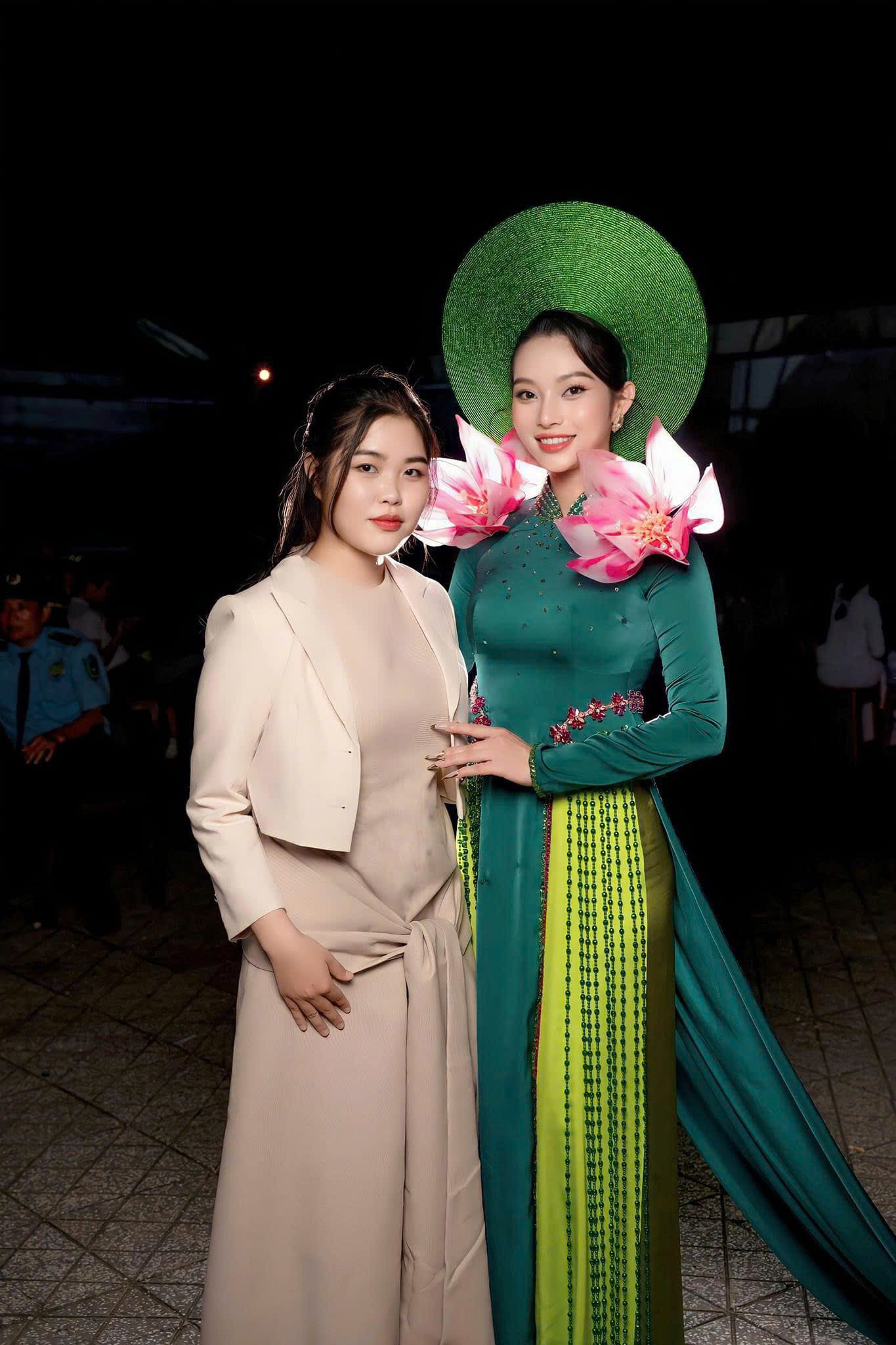 Thiết kế áo dài truyền thống của Quỳnh Giang lấy cảm hứng từ hoa sen.