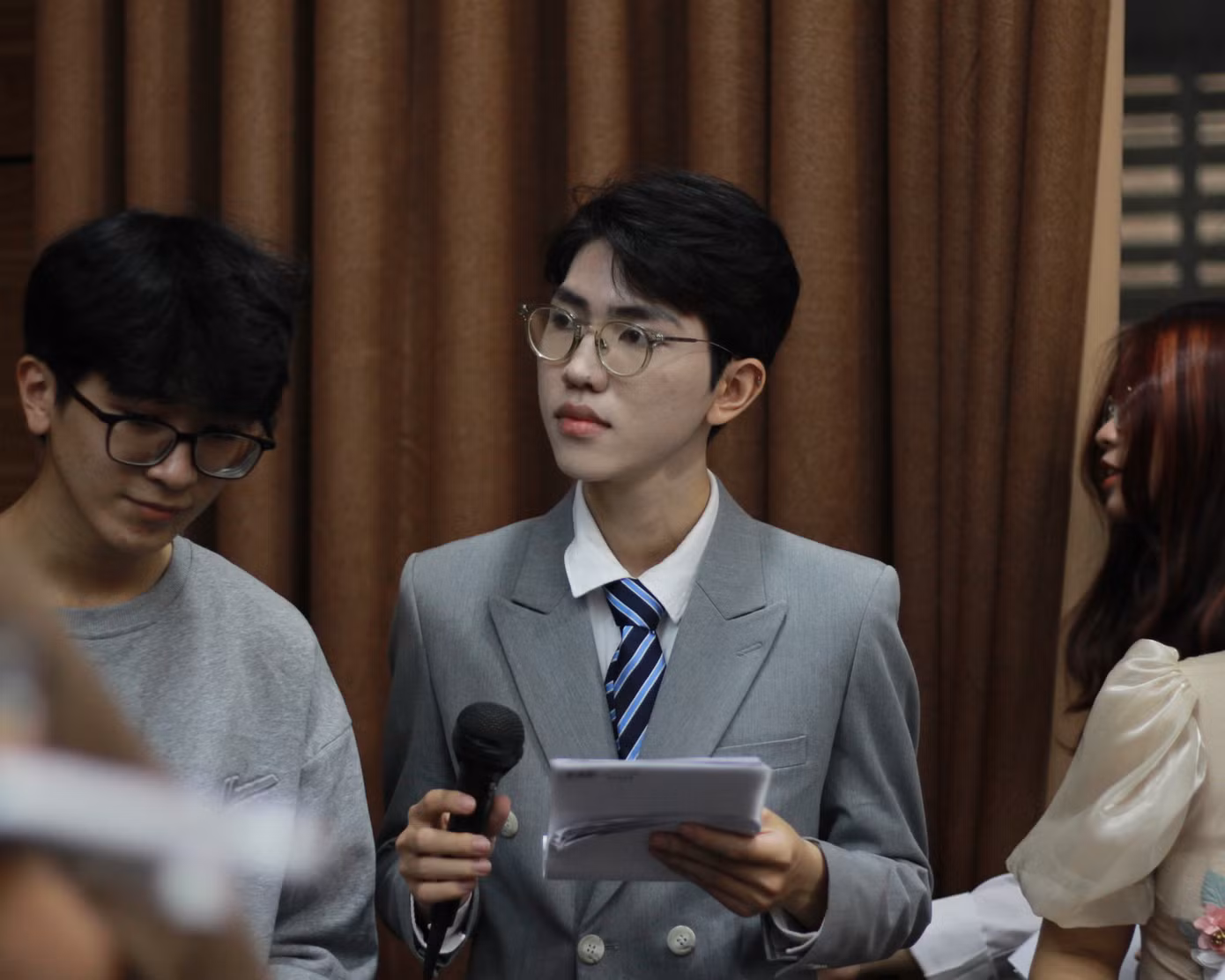 Đại Nghĩa làm MC cho Đêm Chung kết Cuộc thi Hành trình Triết học tại Học viện Ngoại giao.