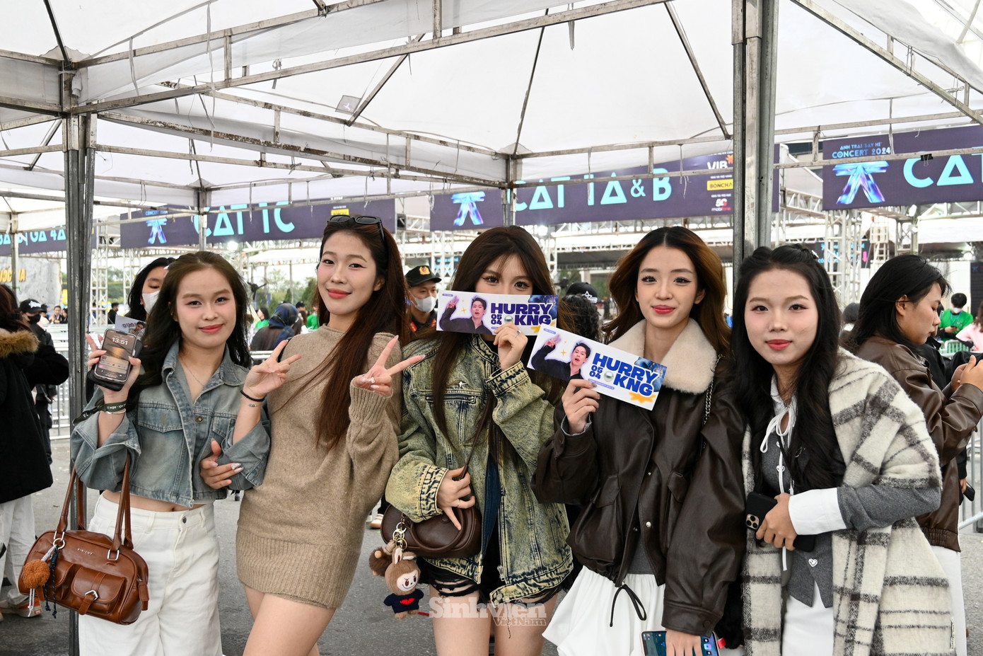 Thu Uyên (2004, Quận Cầu Giấy) (thứ 2 từ phải qua) chia sẻ: “Mưa to hay nhỏ cũng không thể cản trở hành trình gặp gỡ 33 Anh Trai của mình.”