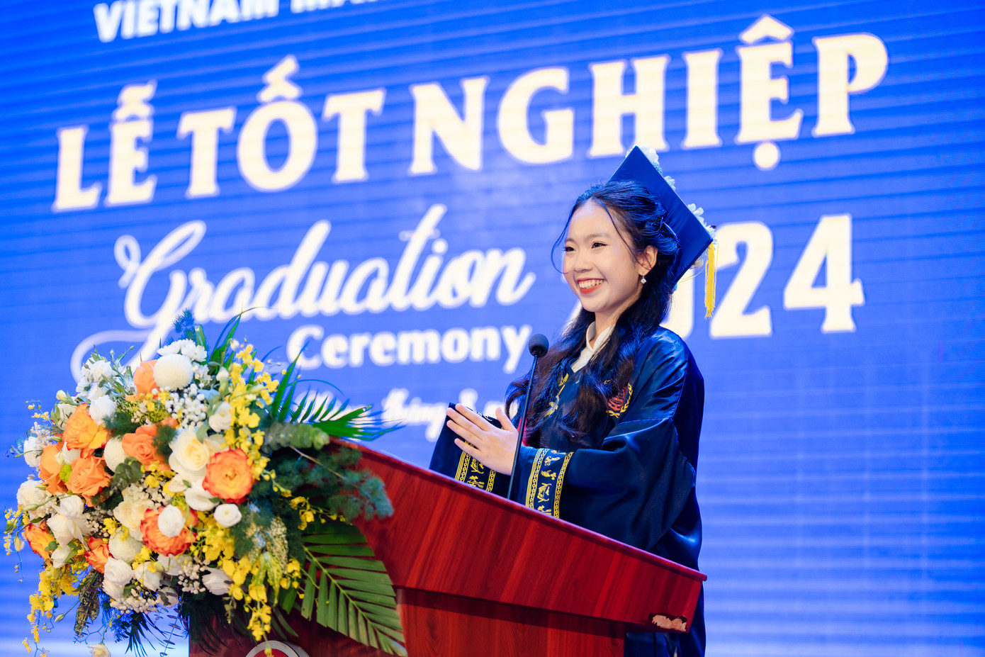 Mỹ Phương đại diện tân cử nhân phát biểu trong buổi lễ tốt nghiệp. Mỹ Phương đại diện tân cử nhân phát biểu trong buổi lễ tốt nghiệp.