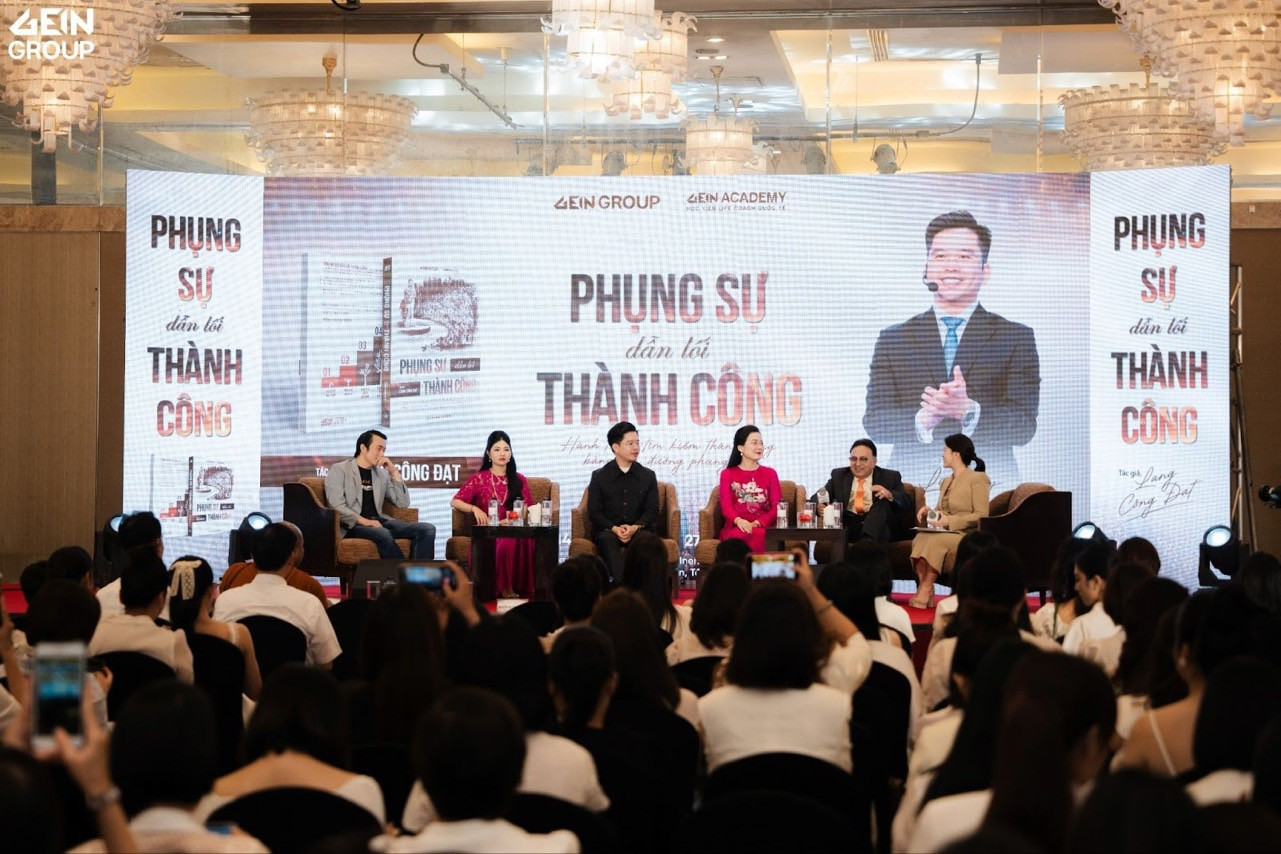 Những vị khách mời cùng tác giả Lang Công Đạt chia sẻ về hành trình đã qua và ấn tượng về tác giả cũng như cuốn sách.