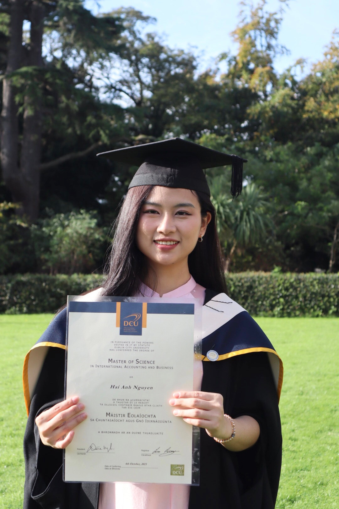 Hải Anh nhận bằng xuất sắc Thạc sĩ ngành Kế toán Quốc tế và Kinh doanh, trường Dublin City University. Hải Anh nhận bằng xuất sắc Thạc sĩ ngành Kế toán Quốc tế và Kinh doanh, trường Dublin City University.