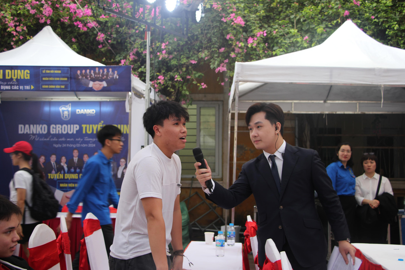 Các bạn sinh viên tích cực đặt câu hỏi cho các diễn giả (Ảnh: Phạm Dinh). Các bạn sinh viên tích cực đặt câu hỏi cho các diễn giả (Ảnh: Phạm Dinh).