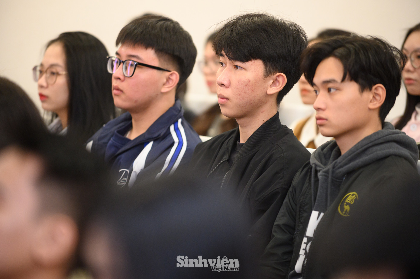 Các thí sinh trao đổi và lắng nghe giải đáp các vấn về cuộc thi. Các thí sinh trao đổi và lắng nghe giải đáp các vấn về cuộc thi.