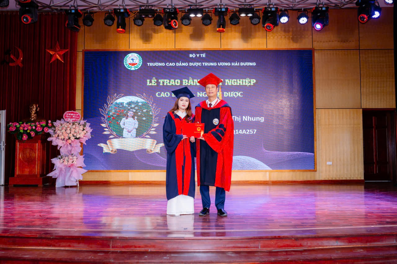 Trương Thị Nhung (sinh năm 2000), vừa tốt nghiệp khóa 2021-2024 với bằng xuất sắc (3.65/4.0). Trương Thị Nhung (sinh năm 2000), vừa tốt nghiệp khóa 2021-2024 với bằng xuất sắc (3.65/4.0).