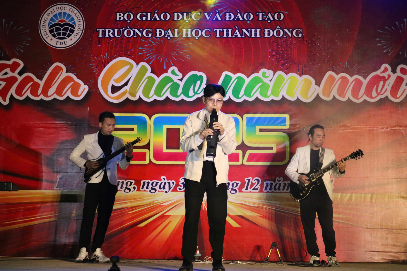 Phần trình diễn âm nhạc đến từ các nghệ sĩ tài năng. Phần trình diễn âm nhạc đến từ các nghệ sĩ tài năng.