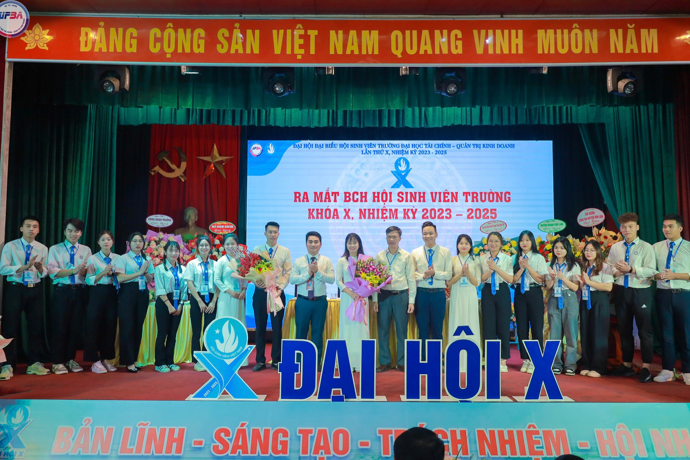 Thành Long được tín nhiệm giữ chức vụ Phó Chủ tịch Hội Sinh viên trường ĐH Tài chính - Quản trị kinh doanh. Thành Long được tín nhiệm giữ chức vụ Phó Chủ tịch Hội Sinh viên trường ĐH Tài chính - Quản trị kinh doanh.