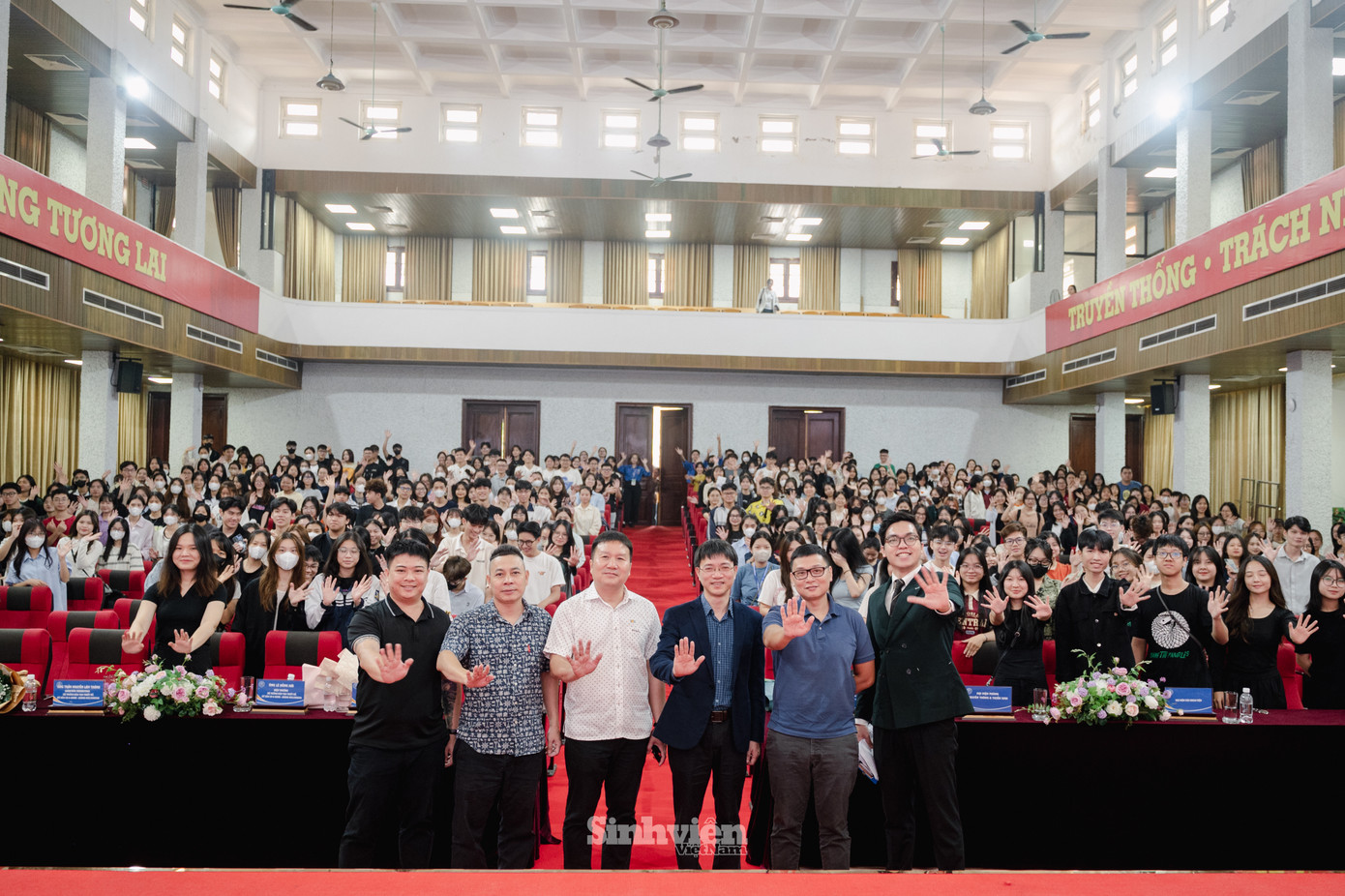 Các diễn giả và đại diện các đơn vị tổ chức check-in cùng hàng trăm tân sinh viên tham dự chương trình.