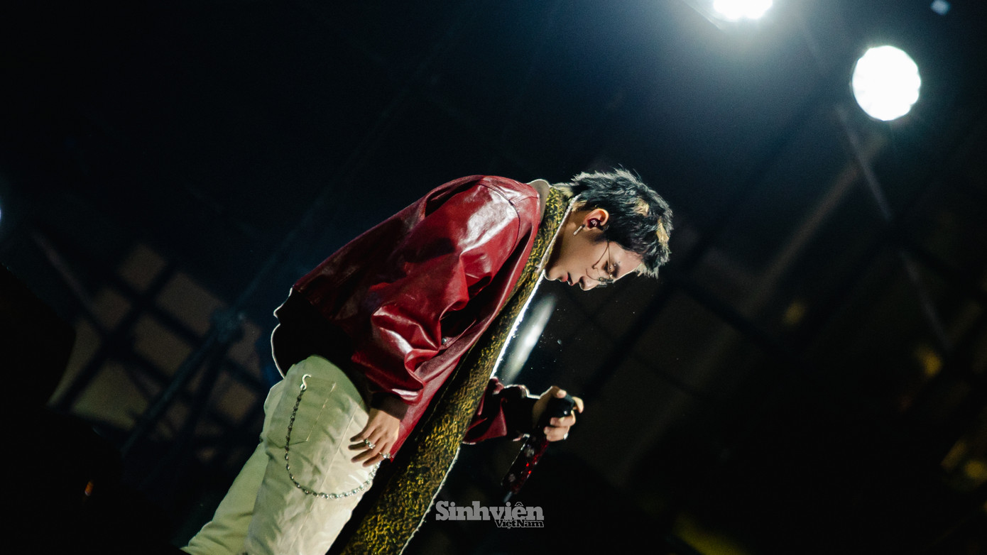 Ca sĩ hạng S mang trình diễn 3 ca khúc: Chạy ngay đi, Em của ngày hôm qua, Nắng ấm xa dần.