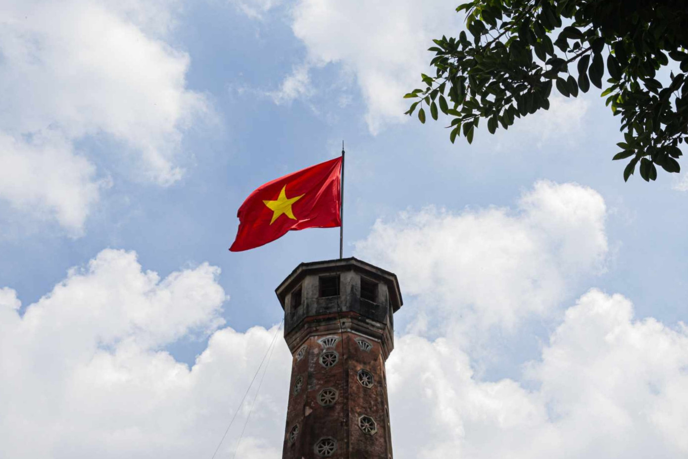 Lá cờ Tổ quốc tung bay trên đỉnh Cột cờ Hà Nội. Lá cờ Tổ quốc tung bay trên đỉnh Cột cờ Hà Nội.