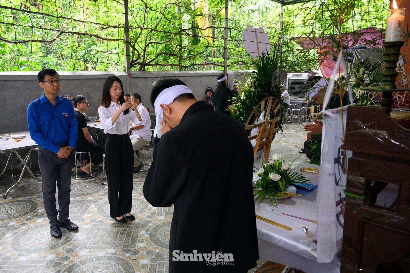 Chị Vũ Thị Minh Hằng - Uỷ viên BCH, Phó Trưởng Ban Thanh niên trường học, Phó Chủ tịch Hội SVVN TP. Hà Nội đến thăm viếng, động viên gia đình.