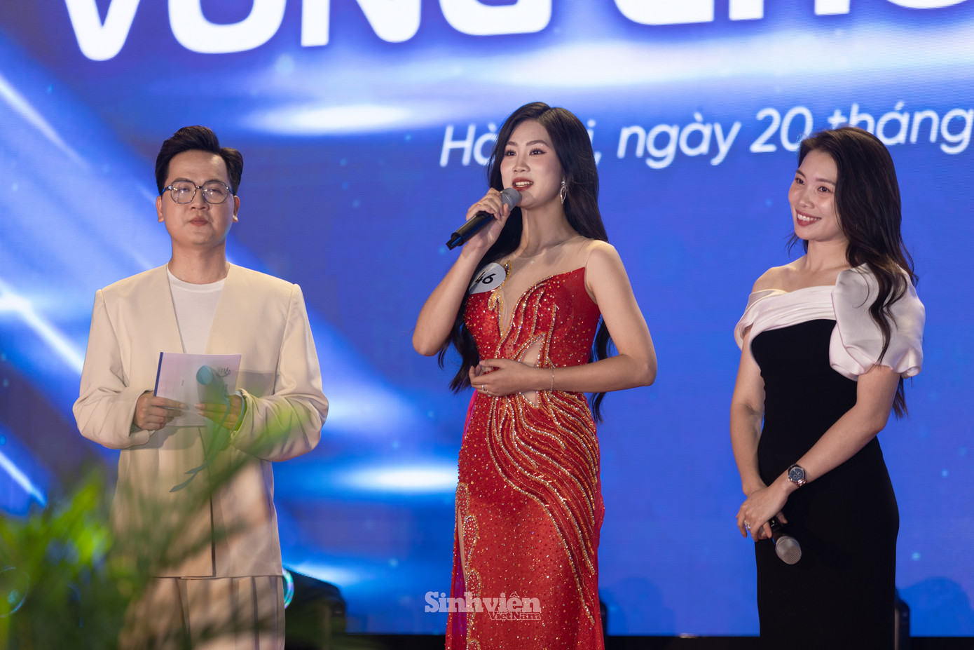 Tại phần thi ứng xử, các thí sinh tự tin, khéo léo xử lý tình huống và trả lời câu hỏi có chiều sâu, bám sát những vấn đề thực tế trong đời sống sinh viên.