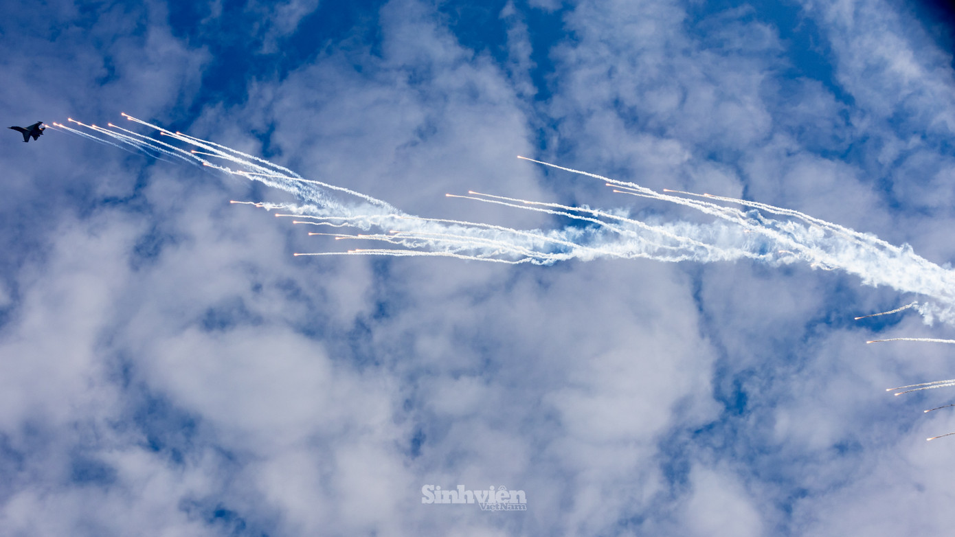 Khác với 2022 (biên đội 4 máy bay SU30-MK2 cùng thả bẫy nhiệt), năm 2024, 1 chiếc SU30-MK2 thực hiện kỹ thuật 'vòng khoan tăng lực' đồng thời thả bẫy nhiệt.