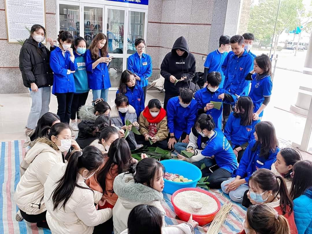 Nhiều bạn trẻ hào hứng tham gia hoạt động gói bánh chưng, bánh tét truyền thống.