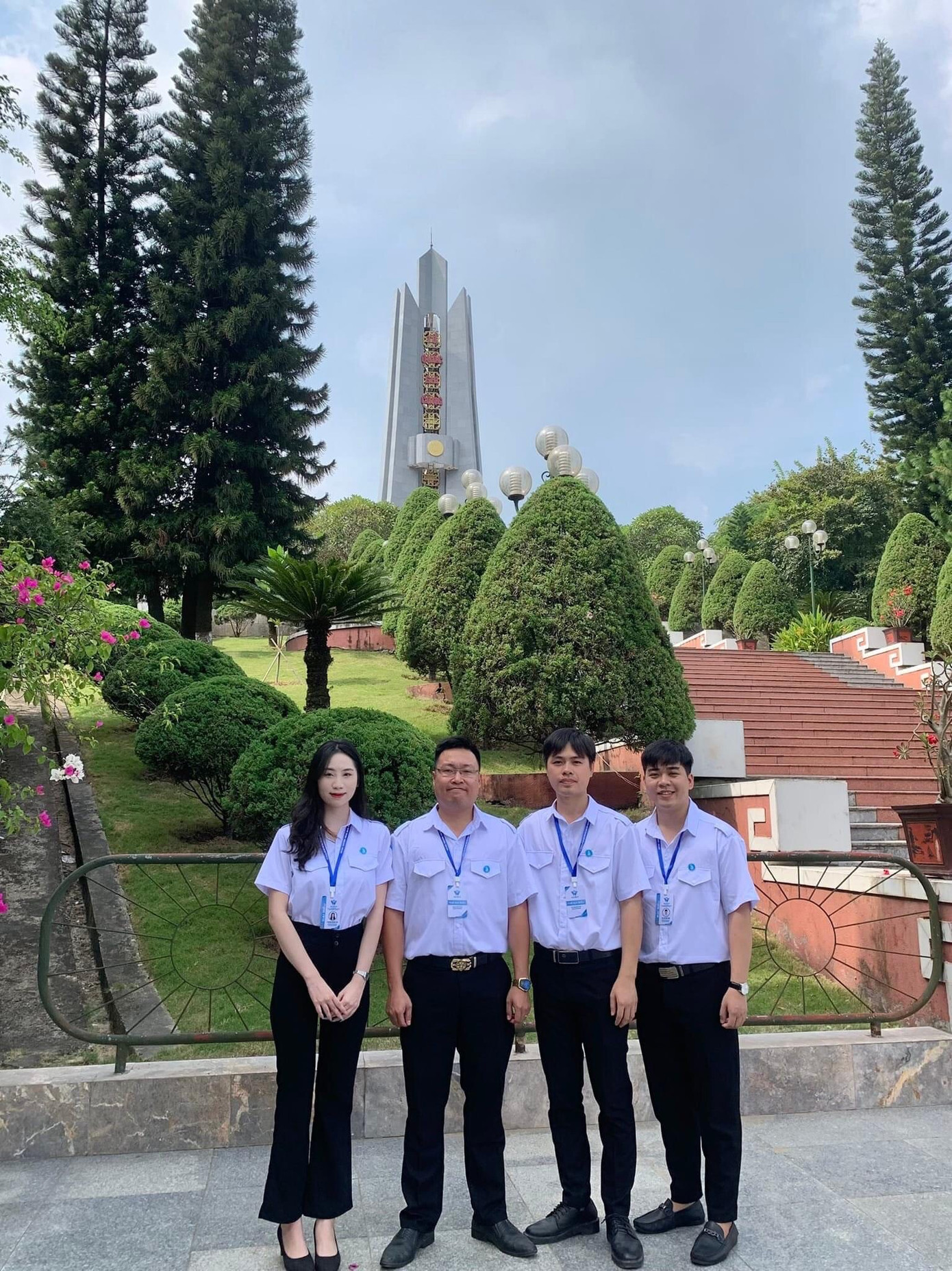 Hoàng Lan cùng Đại biểu Đại học Khoa học tham dự Lễ dâng hương viếng các anh hùng liệt sĩ tại Đài tưởng niệm anh hùng liệt sĩ tỉnh Thái Nguyên.