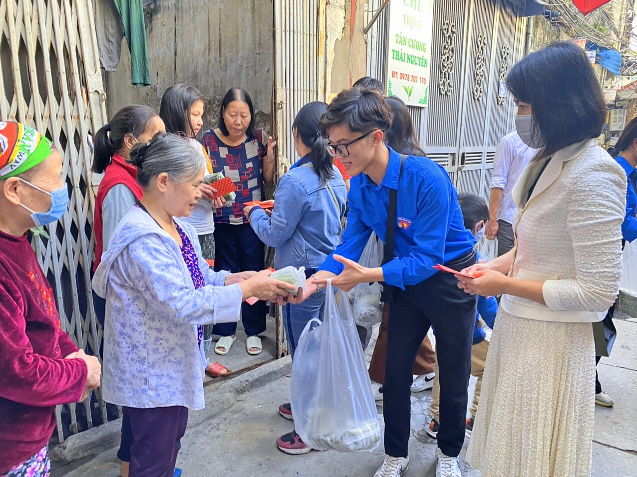 Lớn lên trong một gia đình không mấy khá giả, Tiến thấu hiểu những nhọc nhằn và thiếu thốn của người yếu thế.