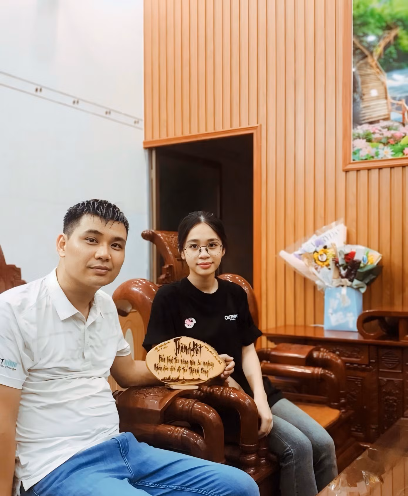 Trà My chia sẻ niềm vui bên cạnh người thầy thân yêu của mình.