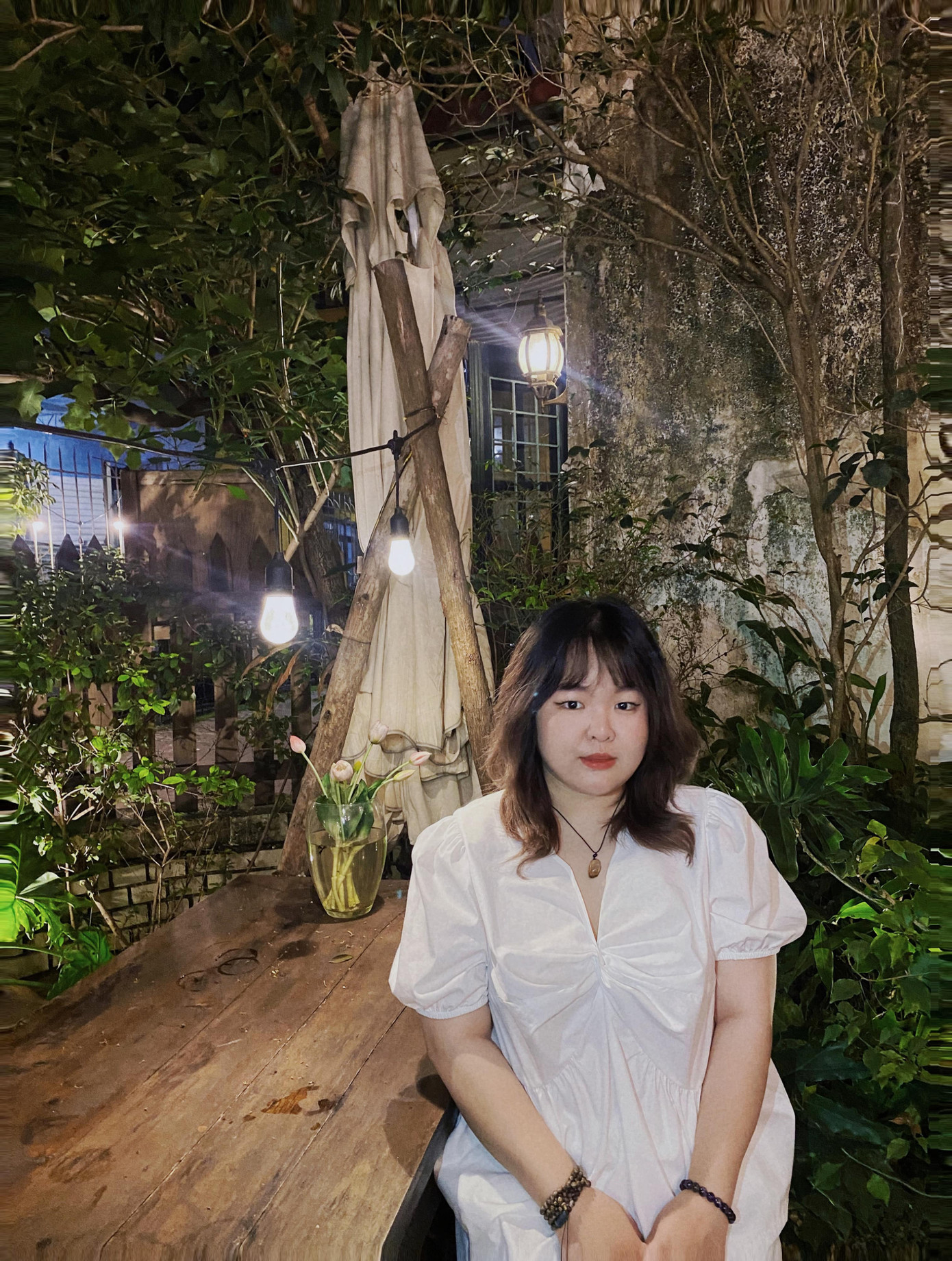 Vũ Minh Trang đang làm thêm tại một cửa hàng chăn ga gối nệm.