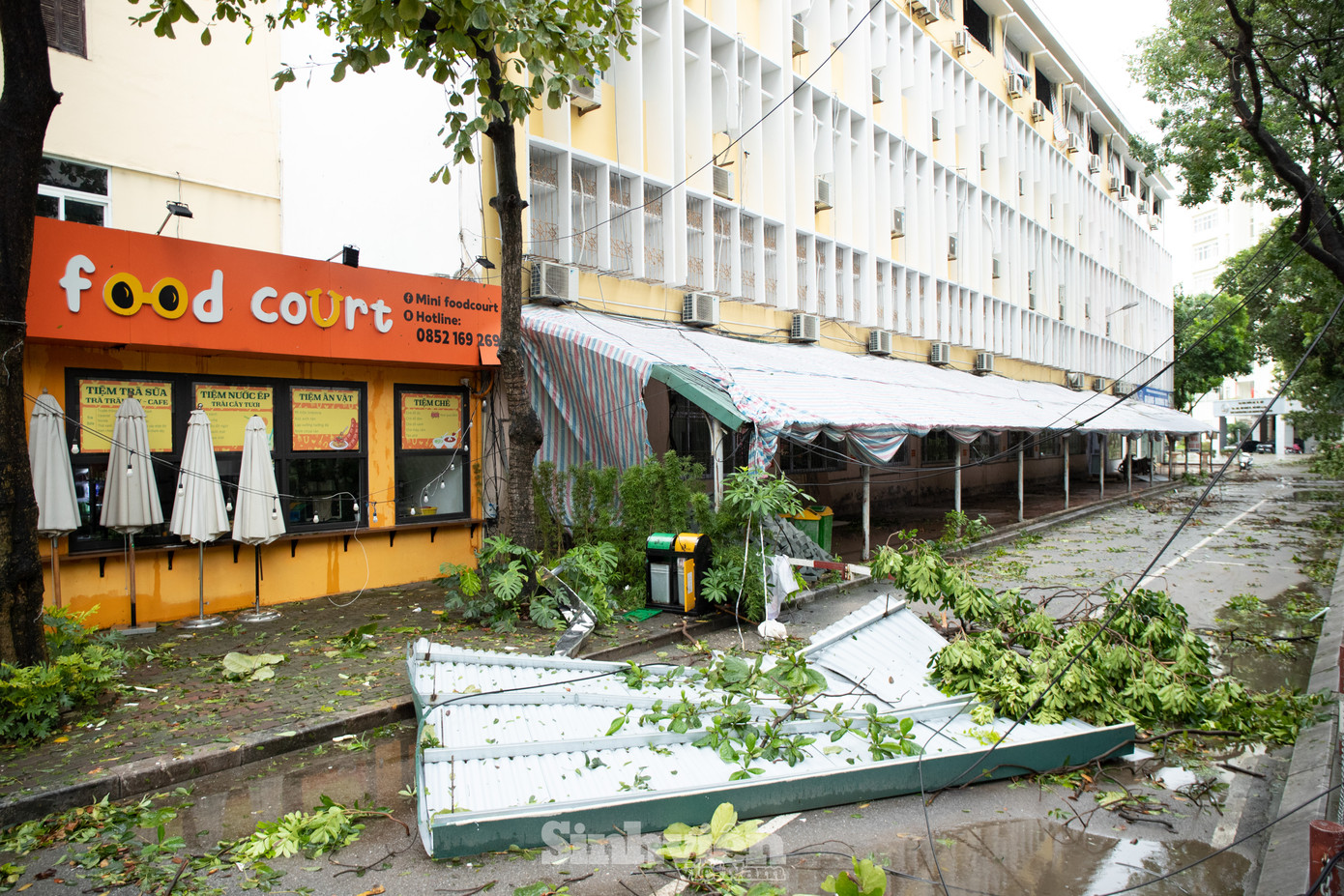 Mái tôn, cành cây gãy ngổn ngang khu vực tòa B2.