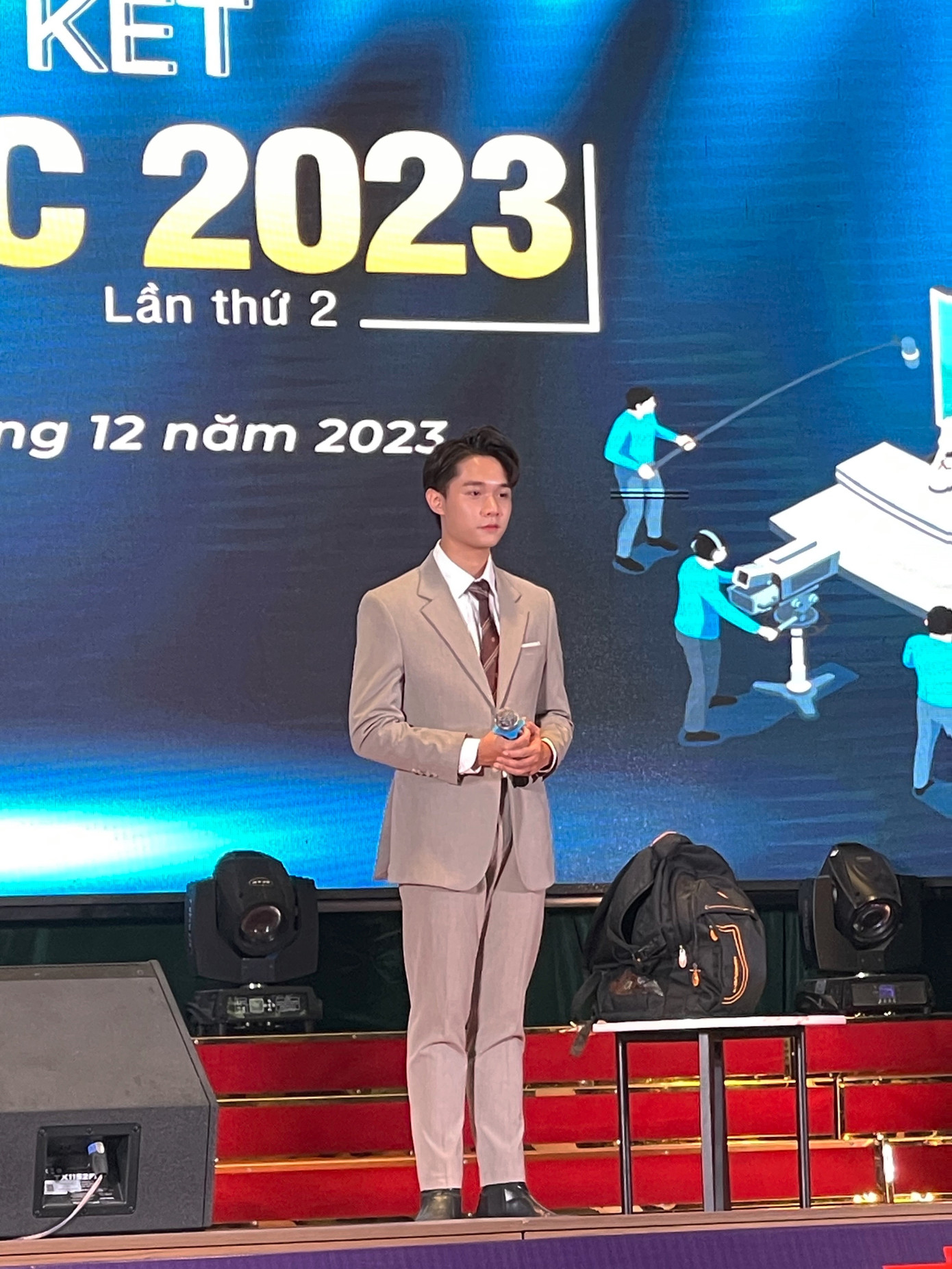 Tuy nhiên, anh chàng đã không bỏ cuộc mà luôn kiên trì tập luyện, cải thiện ngoại hình và giọng nói của mình.