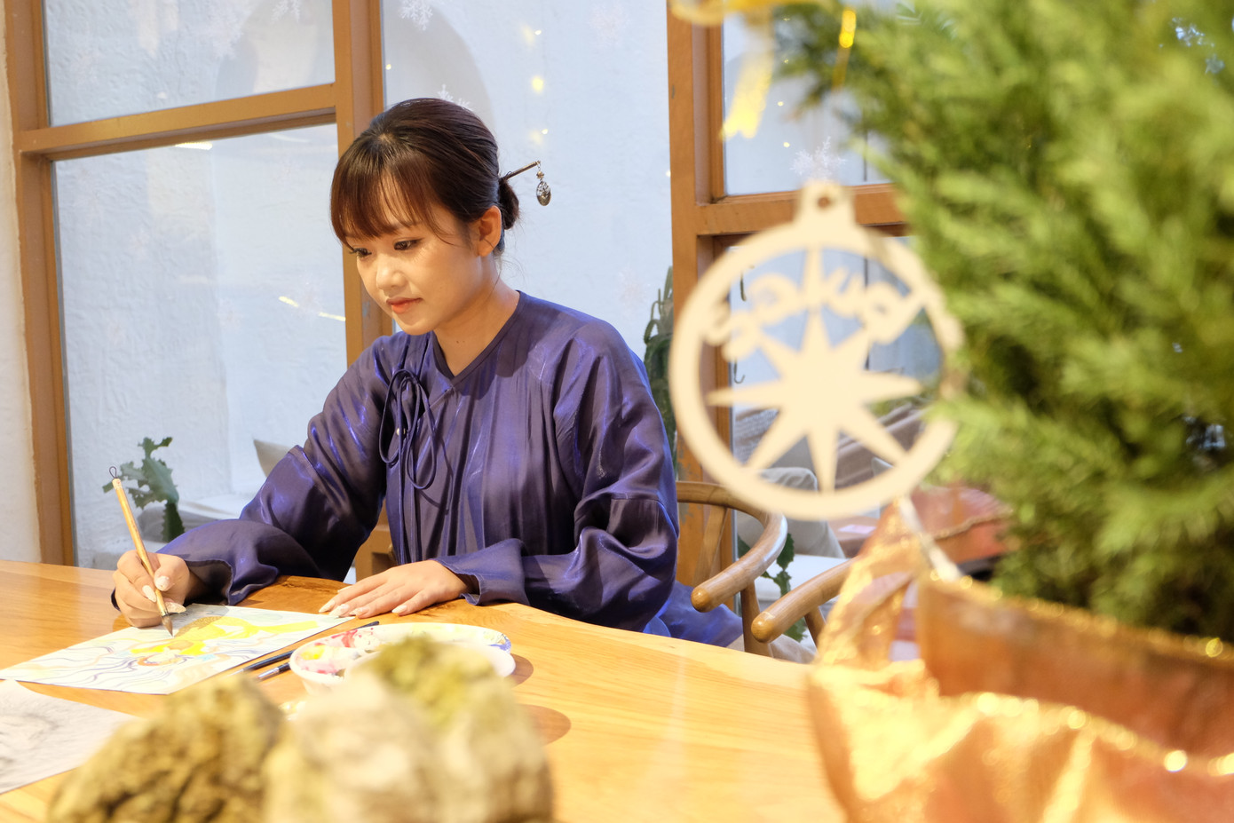 Chị Thủy Tiên đã truyền tải thông điệp về tình yêu và sự tôn trọng đối với lịch sử và văn hóa đất nước Việt Nam qua cách kể chuyện và lồng vào quá trình vẽ tranh lịch sử.