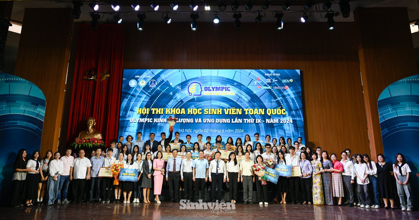 Olympic Kinh tế lượng và ứng dụng là sân chơi khoa học chuyên nghiệp dành cho các bạn sinh viên trên toàn quốc. Bế mạc Hội thi, GS. TS Nguyễn Trọng Cơ kêu gọi: "Năm 2025, Hội thi Khoa học toàn quốc “Olympic Kinh tế lượng và ứng dụng” tròn 10 tuổi, chúng tôi hy vọng tiếp tục được chào đón các nhà trường, các bạn sinh viên, đặc biệt là các bạn sinh viên của Học viện Tài chính ngồi dưới Hội trường, là những sinh viên đang học hoặc vừa trải qua kỳ thi hết môn Kinh tế lượng, hãy sẵn sàng thử sức để tham gia sân chơi này." Olympic Kinh tế lượng và ứng dụng là sân chơi khoa học chuyên nghiệp dành cho các bạn sinh viên trên toàn quốc. Bế mạc Hội thi, GS. TS Nguyễn Trọng Cơ kêu gọi: "Năm 2025, Hội thi Khoa học toàn quốc “Olympic Kinh tế lượng và ứng dụng” tròn 10 tuổi, chúng tôi hy vọng tiếp tục được chào đón các nhà trường, các bạn sinh viên, đặc biệt là các bạn sinh viên của Học viện Tài chính ngồi dưới Hội trường, là những sinh viên đang học hoặc vừa trải qua kỳ thi hết môn Kinh tế lượng, hãy sẵn sàng thử sức để tham gia sân chơi này."