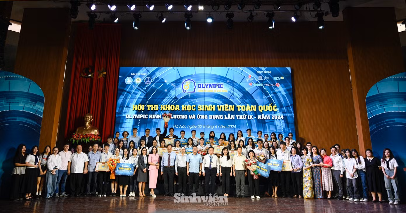 Olympic Kinh tế lượng và ứng dụng là sân chơi khoa học chuyên nghiệp dành cho các bạn sinh viên trên toàn quốc. Bế mạc Hội thi, GS. TS Nguyễn Trọng Cơ kêu gọi: "Năm 2025, Hội thi Khoa học toàn quốc “Olympic Kinh tế lượng và ứng dụng” tròn 10 tuổi, chúng tôi hy vọng tiếp tục được chào đón các nhà trường, các bạn sinh viên, đặc biệt là các bạn sinh viên của Học viện Tài chính ngồi dưới Hội trường, là những sinh viên đang học hoặc vừa trải qua kỳ thi hết môn Kinh tế lượng, hãy sẵn sàng thử sức để tham gia sân chơi này."