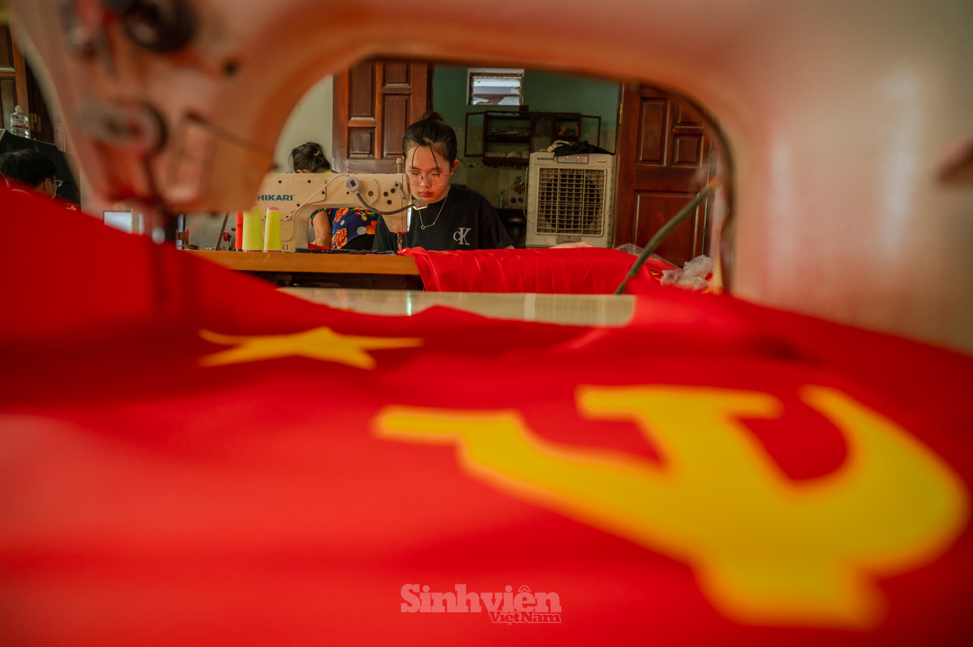 Hương Giang (sinh năm 2009) mỗi ngày hoàn thành 100 cuộn cờ dây, mỗi cuộn bao gồm 20 lá cờ nhỏ.