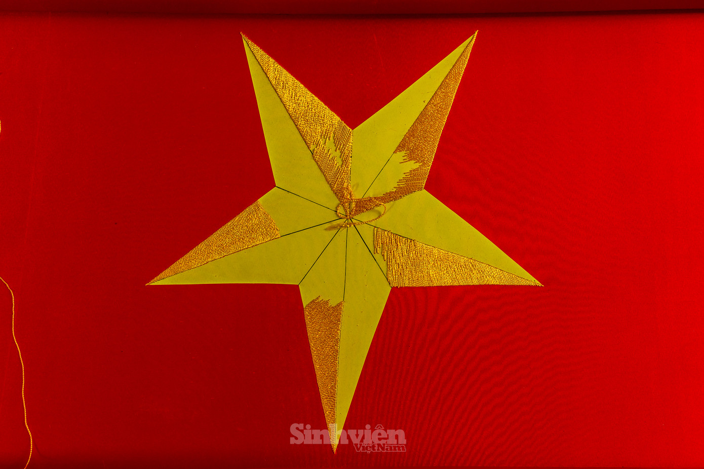 Những lá cờ thêu tay đòi hỏi sự tỉ mỉ và kỹ thuật tay nghề cao.