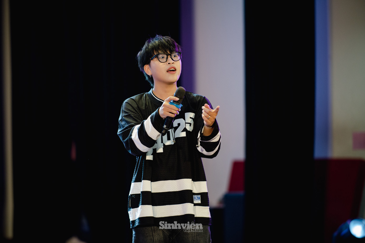 Ca sĩ Kuun Đức Nam xuất hiện tại tọa đàm “Quản lí tài chính cá nhân, cơ hội việc làm trong ngành Tài chính ngân hàng”, chương trình nằm trong chuỗi sự kiện của Ngày Thẻ Việt Nam 2024 - Sóng Festival do Báo Tiền Phong phối hợp cùng Công ty Cổ phần Thanh toán Quốc gia Napas tổ chức.