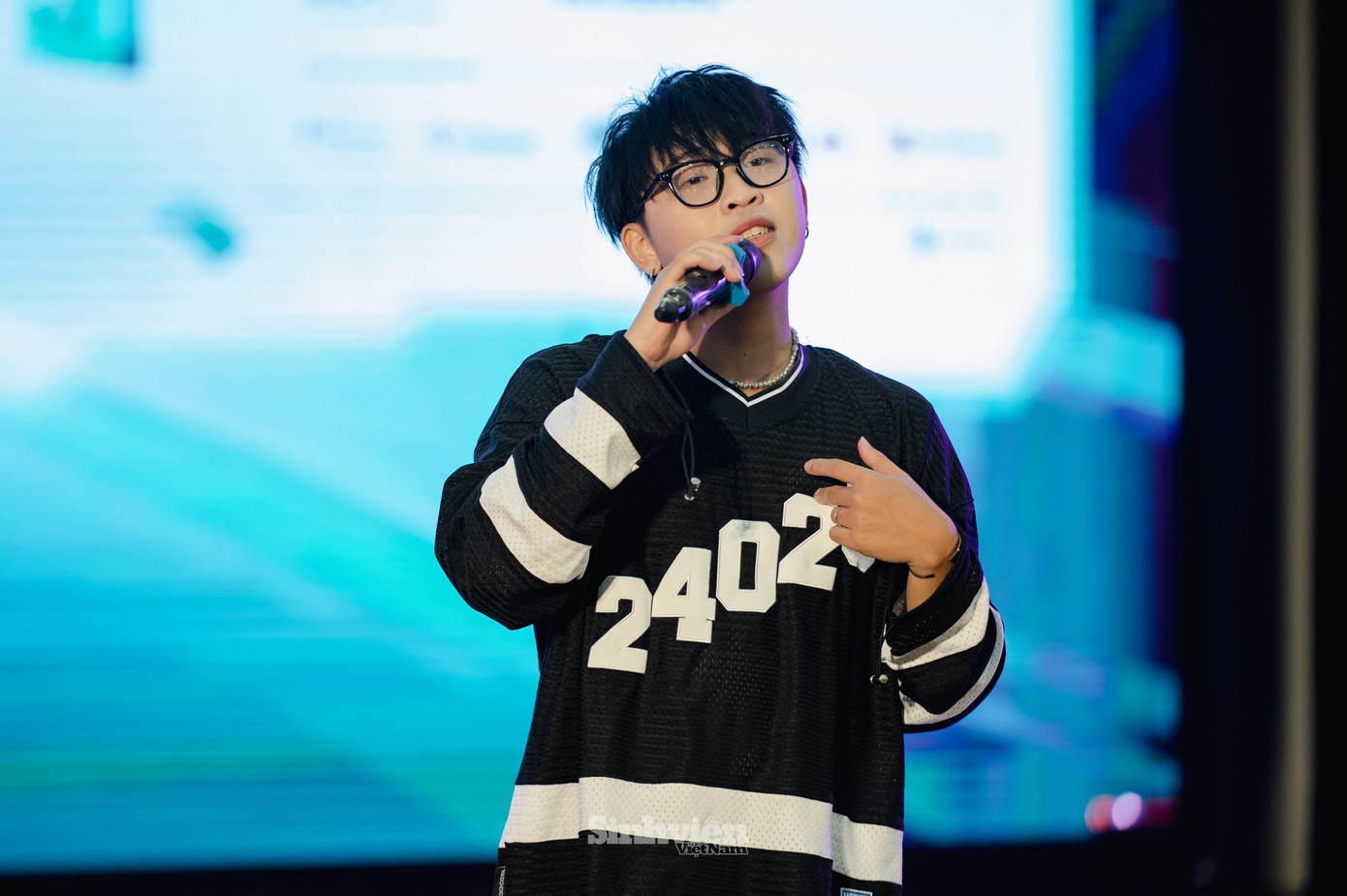 Cách đây không lâu, nam ca sĩ đã có đêm diễn thành công tại NEU.