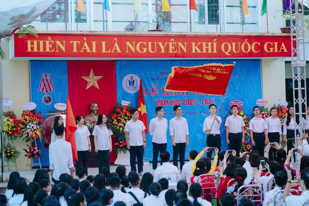 Lê Huy Hoàng với tư cách Á khoa đầu vào, đại diện cho học sinh khóa 56 giương cao lá truyền thống của trường. Lê Huy Hoàng với tư cách Á khoa đầu vào, đại diện cho học sinh khóa 56 giương cao lá truyền thống của trường.