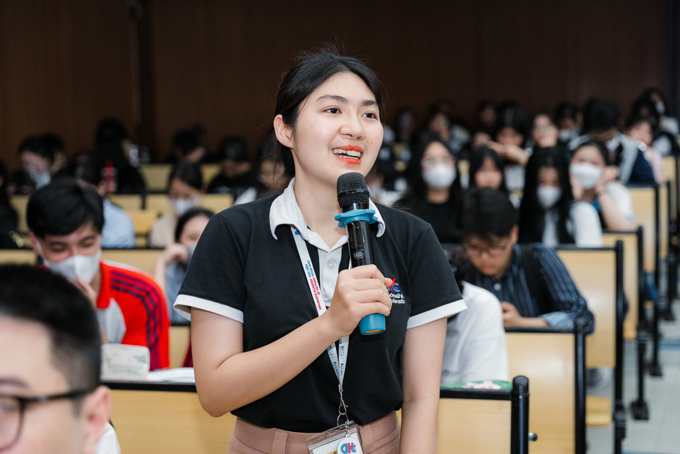 Các bạn sinh viên tích cực giao lưu, đặt câu hỏi cho diễn giả.