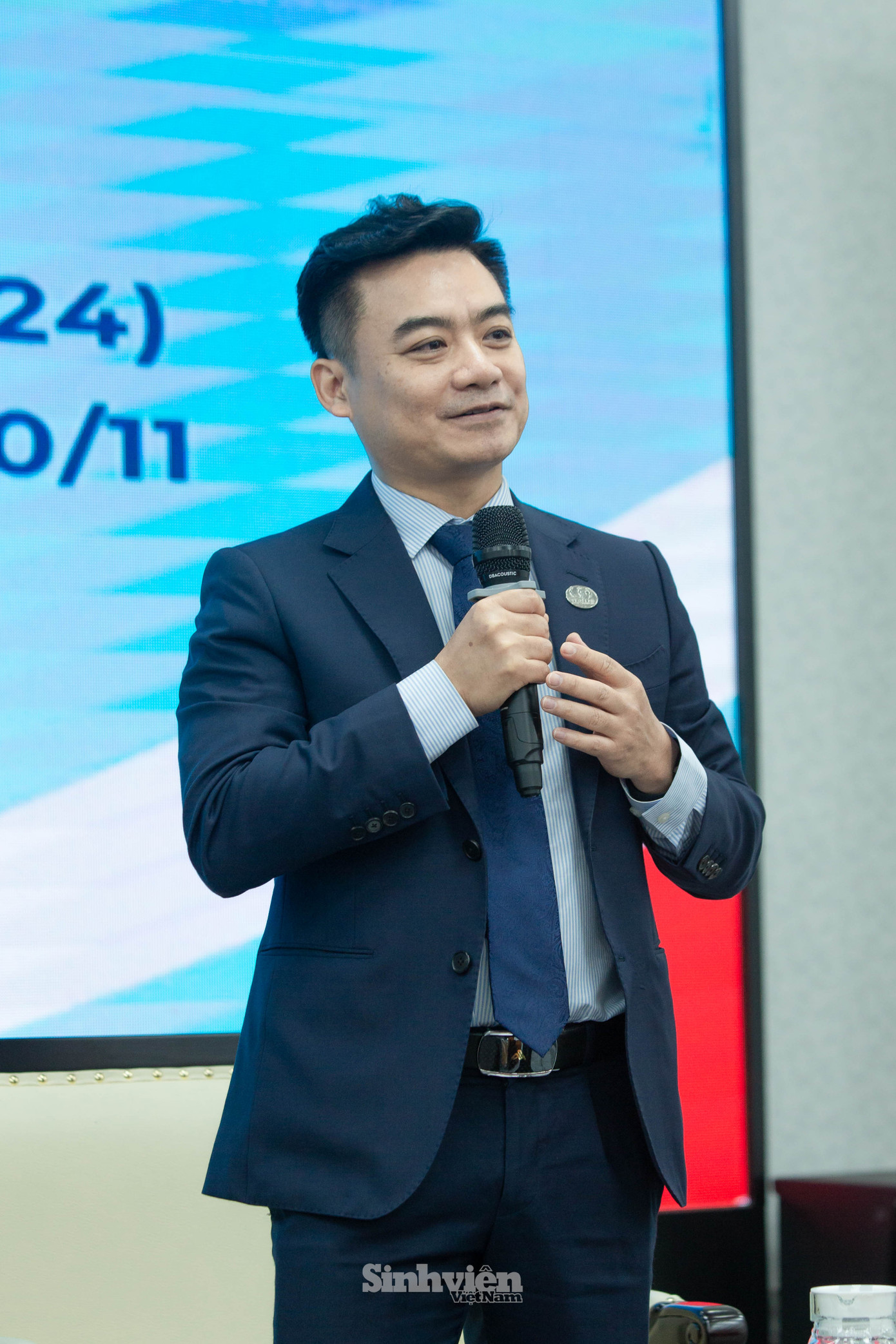 Những cựu sinh viên xuất sắc của Học viện Ngoại giao chia sẻ tại Chương trình Kỷ niệm 65 năm thành lập Học viện Ngoại giao.