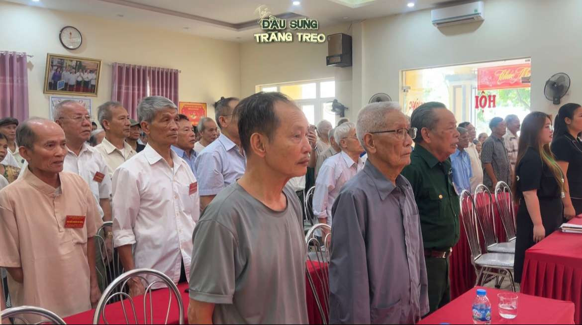 Cả hội trường dành thời gian để kỉ niệm tưởng nhớ sinh nhật chủ tịch Hồ Chí Minh.