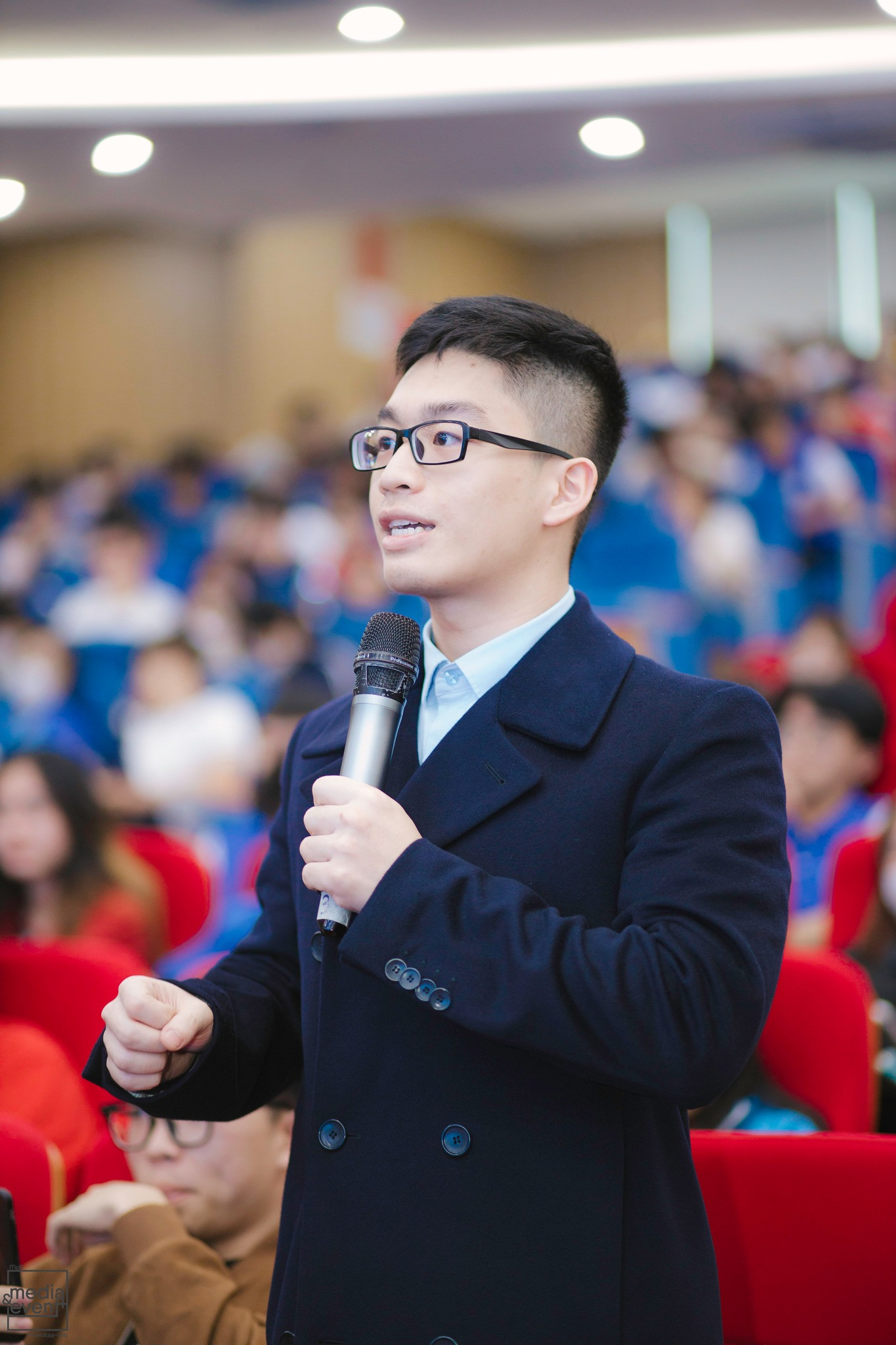 Hoàng Minh phát biểu tại diễn đàn “Hướng dẫn Sinh viên Nghiên cứu khoa học và đăng bài báo quốc tế”.